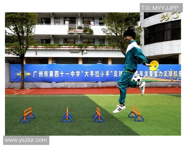 足球明星亲自赠送球迷球衣传递温暖与激情的感人瞬间